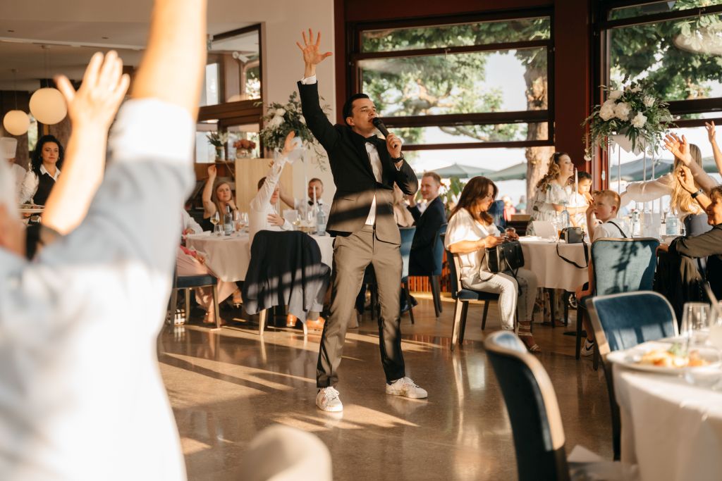 Russischer Tamada organisiert ein Spiel bei der Hochzeit