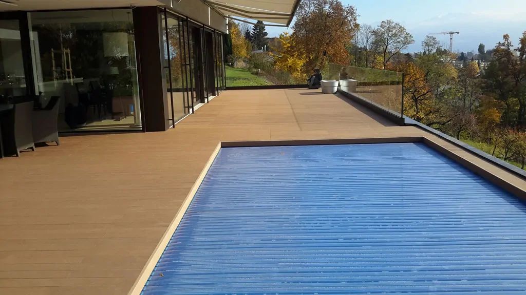 Moderne Architektur mit grosszügiger WPC-Terrasse