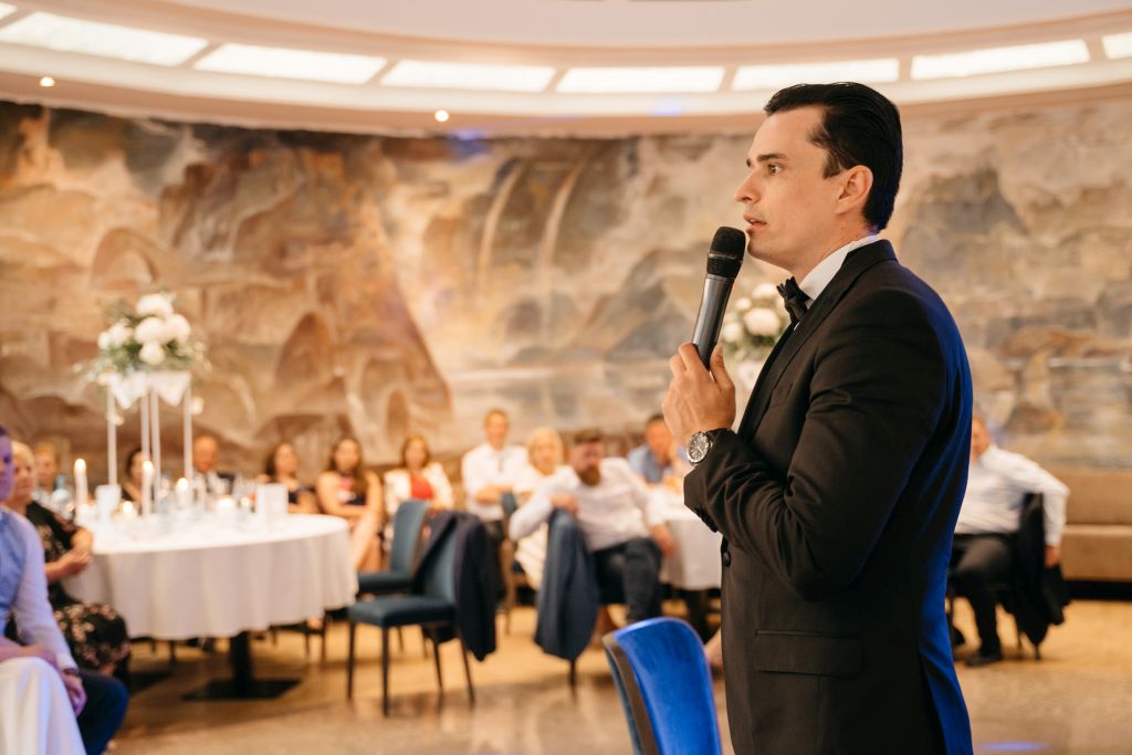 Moderator bei einer russischer Hochzeit tanzt zusammen mit den Gsten